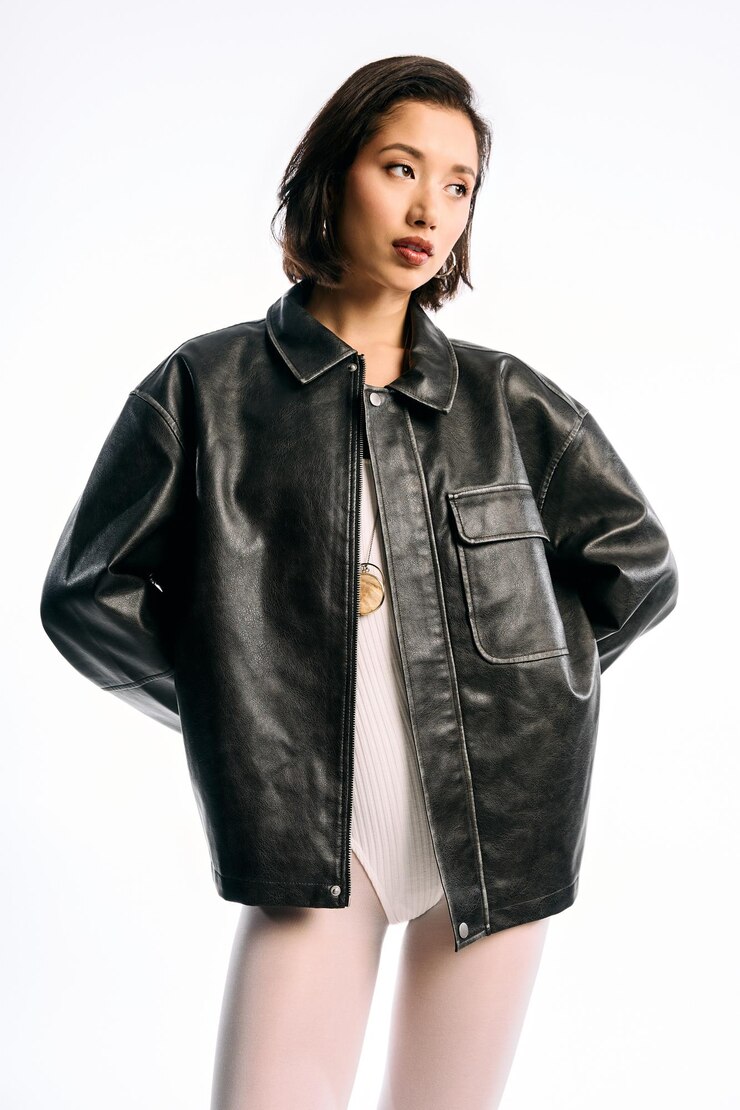 Photo スタイリッシュな若い女性がシックな都市環境で現代ファッションを披露しています