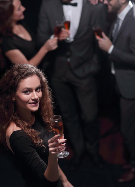 Photo stylish young woman with glass of champagne