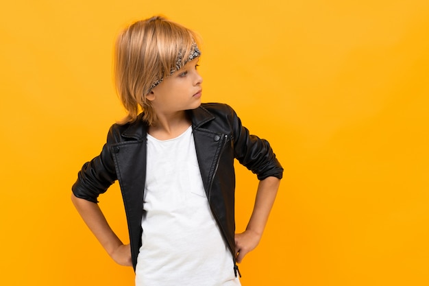 L'elegante ragazzo yoyung in giacca nera e maglietta bianca gli mette le mani sul petto