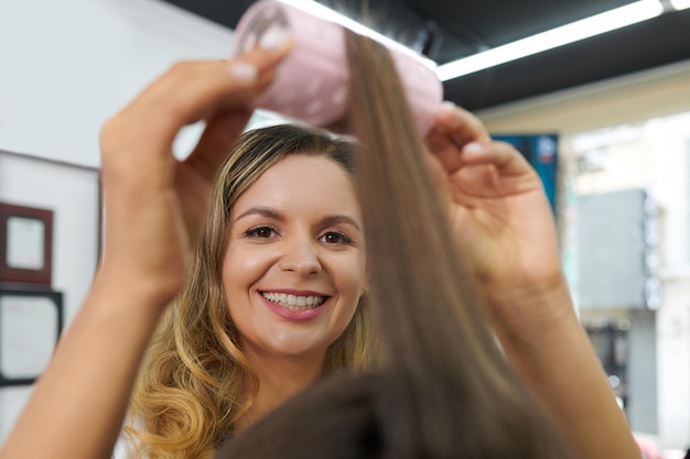 Stylist die rollers in haar doet