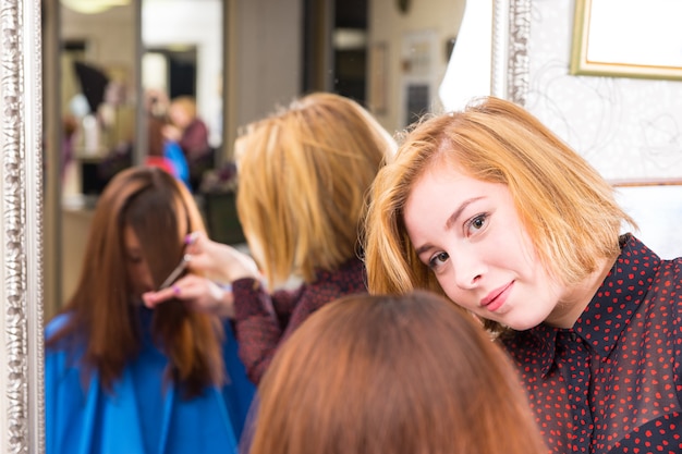 Stylist knippen haar van cliënt in salon