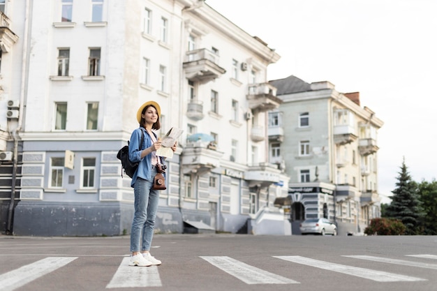 Foto viaggiatore stilista godendo la passeggiata in città