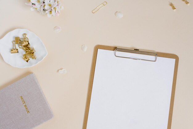 사진 스타일화 된 여성 또는 블로거 책상 사무실 책상 작업장 사과 나무의  꽃 노트북