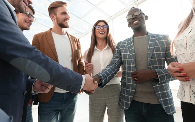 Foto stretta di mano di immagine stilizzata di partner commerciali internazionaliil concetto di cooperazione