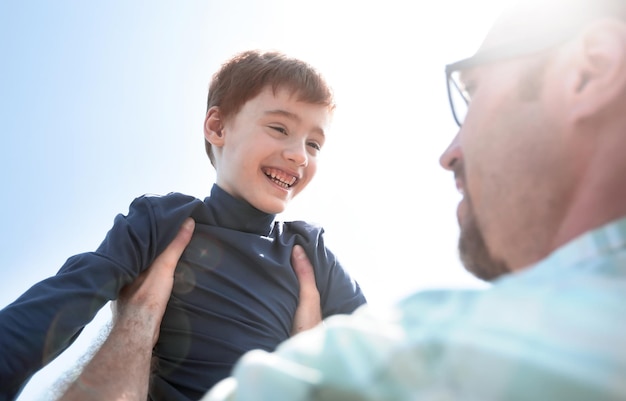 Foto stilizzato di un figlio felice nelle mani sicure di suo padre