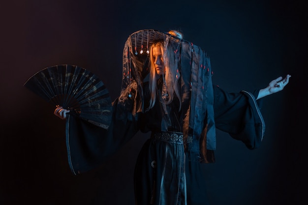 Foto samurai stilizzato in stile fantasy, una giovane donna con un haori di seta,