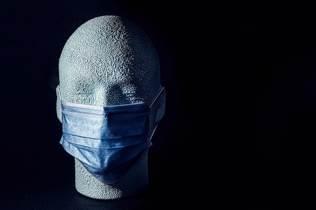 写真 フェイスマスク付き発泡スチロールの人間の頭