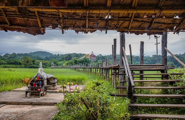 Su Tong Pae Bridge en het ochtendlicht van het regenseizoen, Mae Hong Son, Thailand