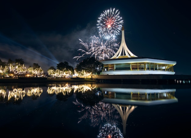 Suan luang koninklijke tuin Rama IX met vuurwerk en reflex op water 's nachts.