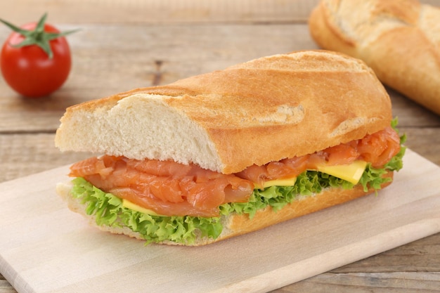 Sub sandwich baguette met zalmvis als ontbijt