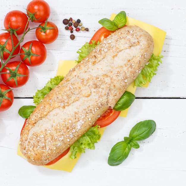 Sub sandwich volkoren granen stokbrood met kaas van boven vierkant op houten bord