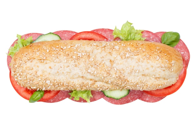 Sub sandwich volkoren stokbrood met salami van bovenaf geïsoleerd op wit