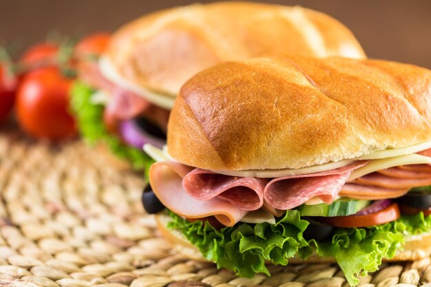 Foto sub sandwich con verdure fresche, pranzo a base di carne e formaggio su hoagie roll.