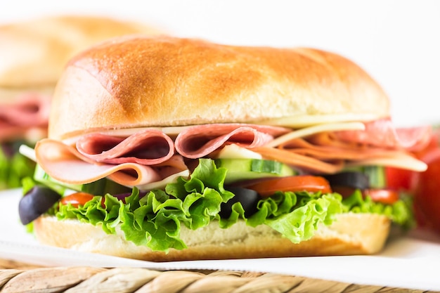 Дополнительный бутерброд со свежими овощами, обеденным мясом и сыром на булочке из хаги.