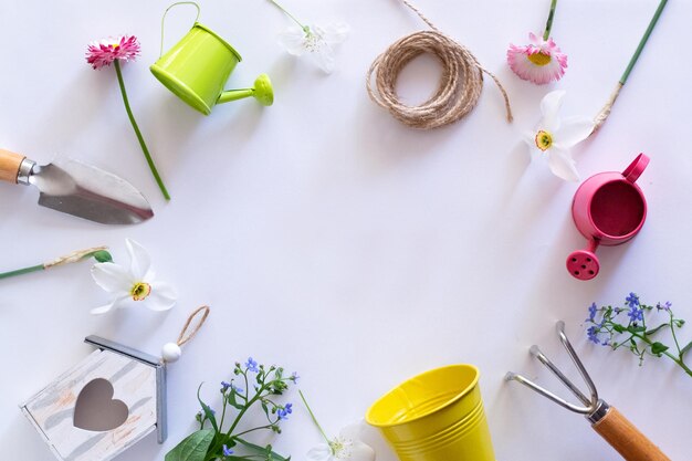 Soggetti per giardinaggio in primavera su sfondo bianco