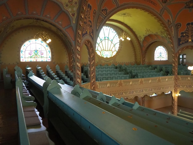Foto subotica servië 12 september 2021 banken rijen stoelen en stoelen in de synagoge intern interieur joodse religie gebouwen voor aanbidding en het centrum van het religieuze leven van de gemeenschap
