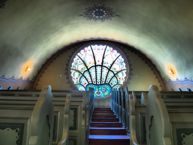 Subotica Servië 12 september 2021 Banken rijen stoelen en stoelen in de synagoge Intern interieur Joodse religie gebouwen voor aanbidding en het centrum van het religieuze leven van de gemeenschap