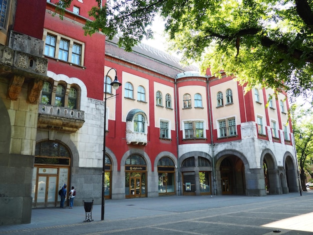 Subotica Servië 12 september 2021 Stadhuis van Subotica szabadka in Hongaarse Art Nouveau-stijl Vojvodina het voormalige grondgebied van Oostenrijk Hongarije Mensen bezoeken toeristische attracties op een zomerdag