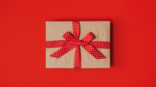 Подписные коробки для подарения и получения Подписные подарочные коробки Уход за пакетом с красной лентой на красном фоне