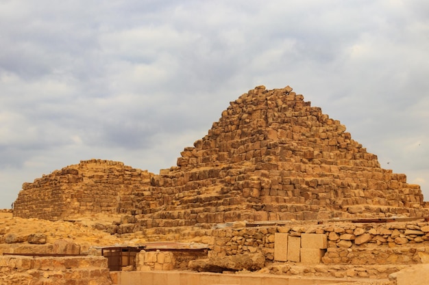 Piramidi sussidiarie nel complesso della piramide di giza al cairo, in egitto