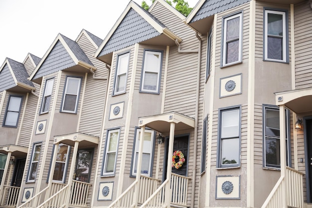 상승하는 달러 기호에 싸인 교외 주택은 모기지 (mortgage) 의 의미와 상징을 상징합니다.