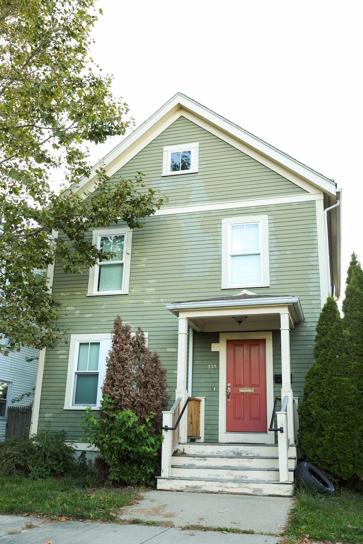 फोटो suburban house symbolizing the dream of home ownership in an era of rising mortgage prices and infla