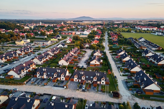 Suburbane buurt in de luchtfoto van de stad van Europa