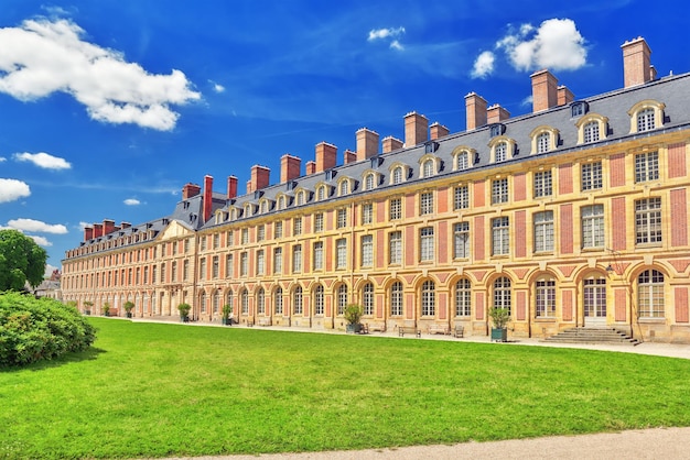 Suburbane residentie van het prachtige Chateau Fontainebleau van de Franse koningen en rond zijn park