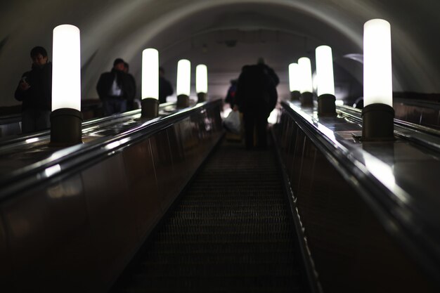 Vagone della metropolitana con posti vuoti. vagone vuoto della metropolitana.