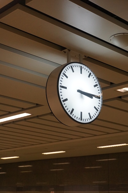 Foto orologio della stazione della metropolitana