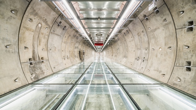 Foto subway tunnel loopbrug zonder mensen