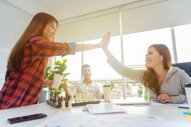 Succes bedrijfsconcept. Bedrijfsmensen die samen in modern bureau vieren.