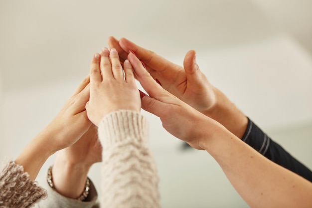 Succes en winnend concept - gelukkig zakelijk team dat high five geeft op kantoor