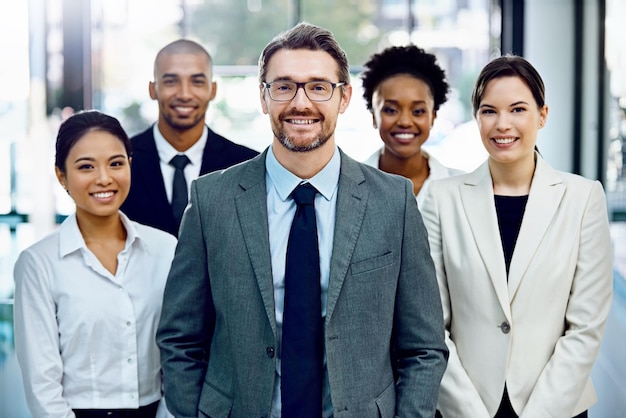 Succes is een gegeven wanneer we samenwerken Portret van een groep zakenmensen die samen in hun kantoor staan