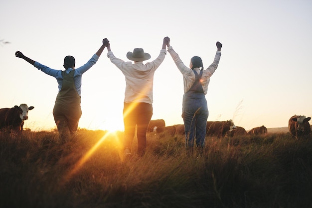 Foto succes van de boerderij en vrouwen terug met feest blij en opgewonden voor de groei of ontwikkeling van de vee-industrie vriendenboer en achteraanzicht van landbouwteam dat de overwinning of mijlpaal van de landbouw viert