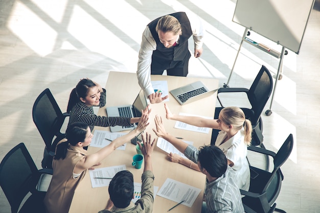 Succes van mensen uit het bedrijfsleven met de handen ineen van teamwork.