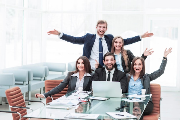 Succesconcept in het bedrijfsleven een professioneel zakelijk team is verheugd met de prestaties van de