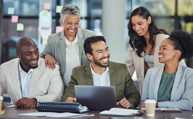 Succeslaptop en gelukkige zakenmensen op kantoor voor het plannen van marketingstrategie en samenwerken Teamwork-samenwerking en groep werknemers met computer voor rapportvergadering en project