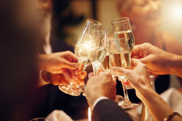 호화로운 사교 행사 축하 행사에서 목표 달성 거래 또는 새해를 위한 파티에서 성공 손이나 건배 파티에서 동기 부여 팀 작업 또는 사람들이 디너 갈라에서 샴페인 음료나 와인 잔으로 환호합니다.