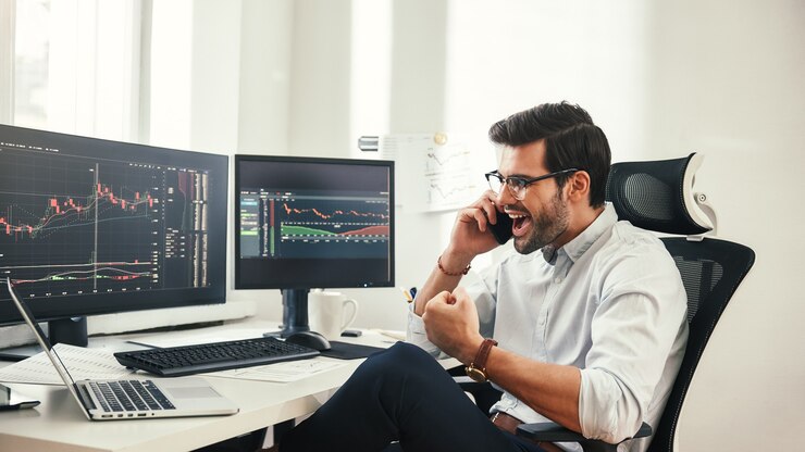 Photo success happy bearded businessman or trader in formalwear and eyeglasses is talking with client and