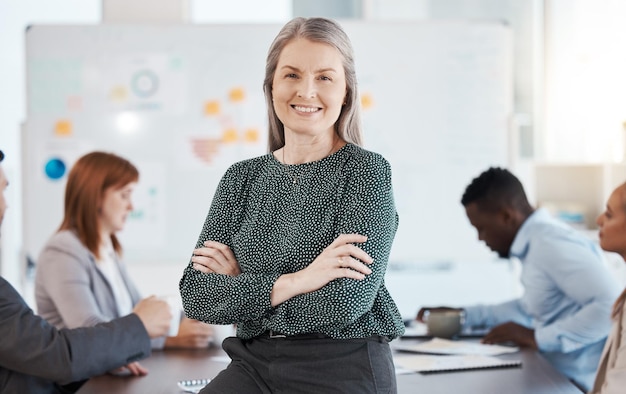 Leadership di successo e manager o leader della donna aziendale lavorano presso l'ufficio della società di contabilità società fiduciaria e visione e missione ceo capo o dirigente dell'avvio di attività di consulenza finanziaria