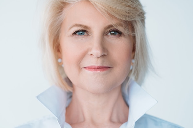 Photo successful aged lady. female power. smiling business woman at workplace