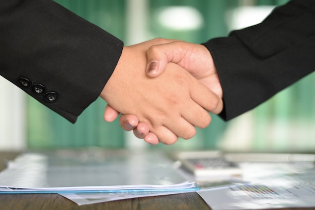 Photo successful asian business women shake hands people in need of exchange and cooperation