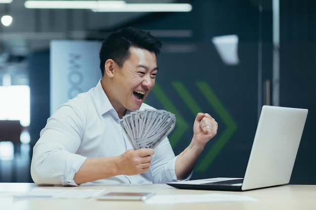 Успешный азиатский бизнесмен-инвестор доволен победой и заключением инвестиционного контракта