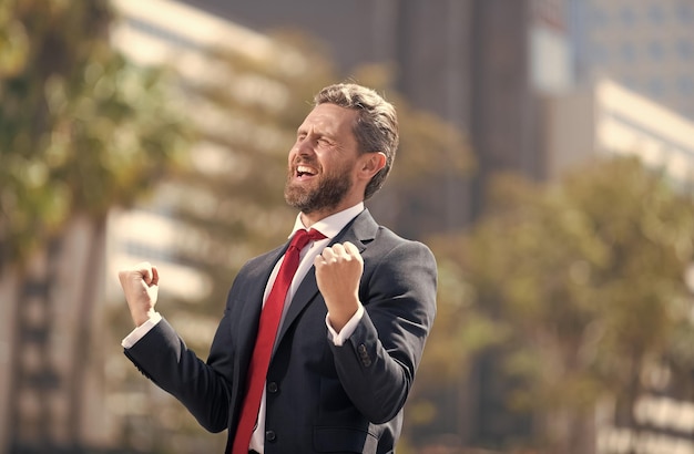 Foto il capo di successo in giacca e cravatta ha entusiasmato l'entusiasmo per gli affari dell'imprenditore