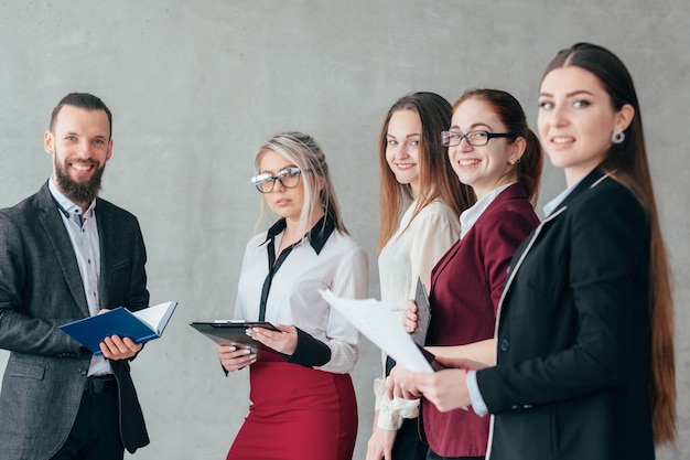 成功したビジネスコーチ。企業の高度なトレーニング。ワークスペースで笑顔の女性チームメンバー。