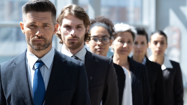 Foto gruppo aziendale di successo di fila in ufficio