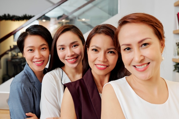 Photo successful business group of women