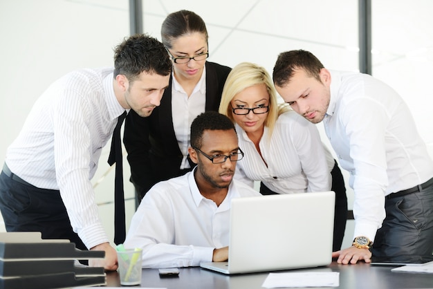 Uomini d'affari di successo che hanno discussione in ufficio