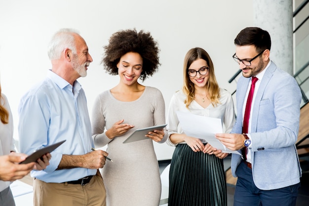 Photo successful business people standing in the office